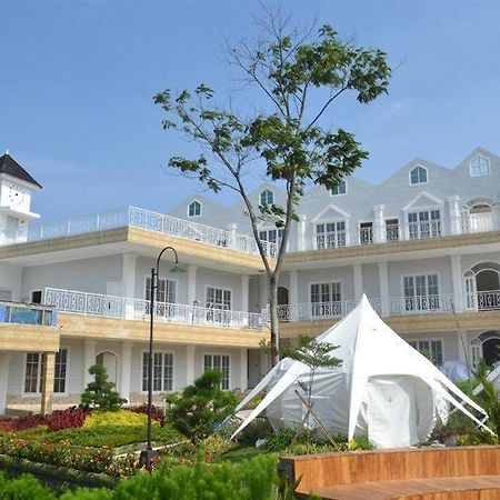 Chevilly Resort And Camp Bogor Esterno foto