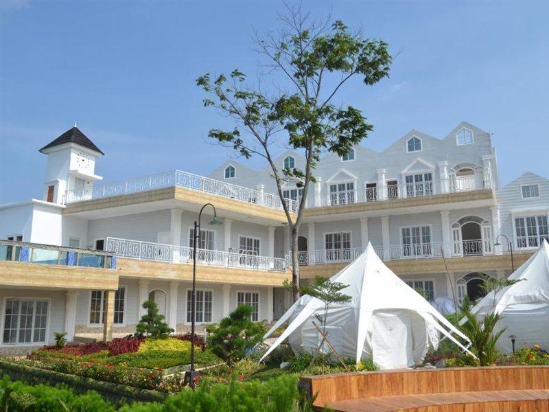 Chevilly Resort And Camp Bogor Esterno foto